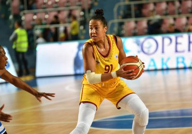Orenburg, Rusya - 3 Ekim 2019: Kızlar basketbol oynar