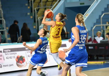 Orenburg, Rusya - 3 Ekim 2019: Kızlar basketbol oynar