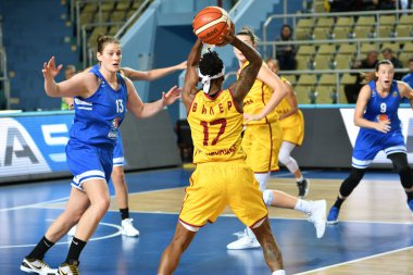 Orenburg, Rusya - 3 Ekim 2019: Kızlar basketbol oynar