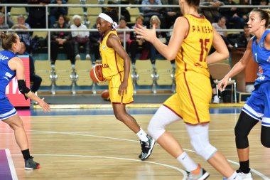 Orenburg, Rusya - 3 Ekim 2019: Kızlar basketbol oynar