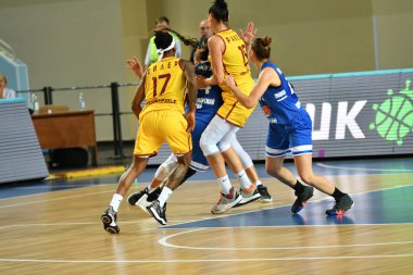 Orenburg, Rusya - 3 Ekim 2019: Kızlar basketbol oynar