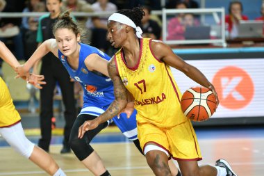 Orenburg, Rusya - 3 Ekim 2019: Kızlar basketbol oynar