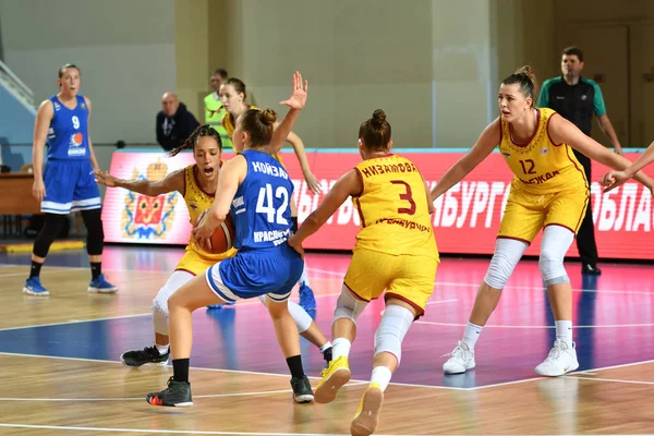 Orenburg, Rusko - 3. října 2019: Dívky hrají basketbal — Stock fotografie