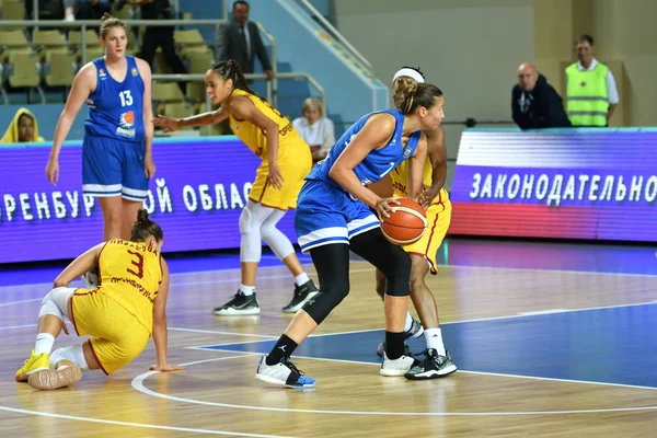 Orenburg, Rusko - 3. října 2019: Dívky hrají basketbal — Stock fotografie