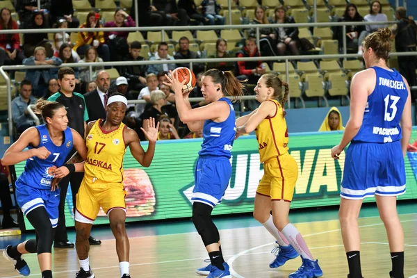 Orenburg, Rússia - 3 de outubro de 2019: Meninas jogam basquete — Fotografia de Stock