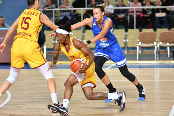 Orenburg, Russie - 3 octobre 2019 : Les filles jouent au basket-ball — Photo