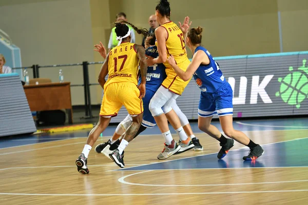 Orenburg, Rusko - 3. října 2019: Dívky hrají basketbal — Stock fotografie