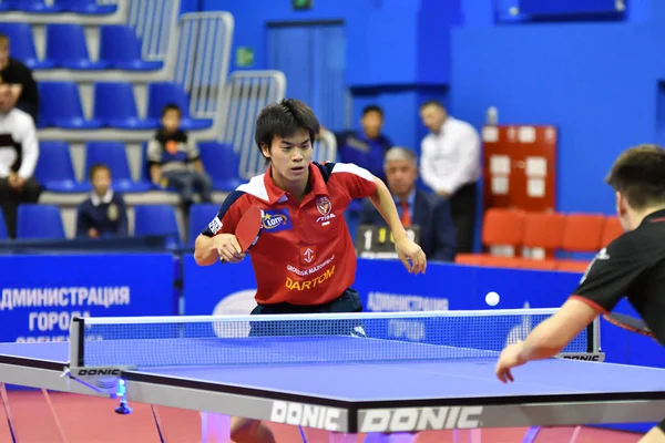 Orenburg, Russia - September 28, 2017 years: boy compete in the game table tennis — Stock Photo, Image