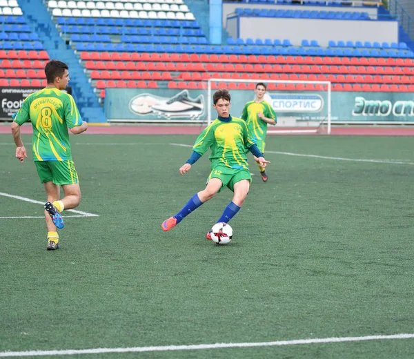 Orenburg, Russia � 8 June 2017 year: Boys play football — Stock Photo, Image