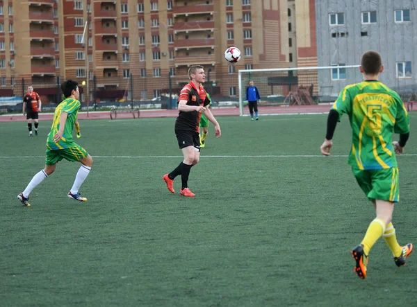 Orenburg, Rosja 8 czerwca 2017 roku: chłopcy grają w piłkę nożną — Zdjęcie stockowe