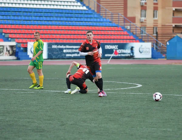 Orenburg, Rusia, 8 de junio de 2017 año: Los niños juegan fútbol —  Fotos de Stock