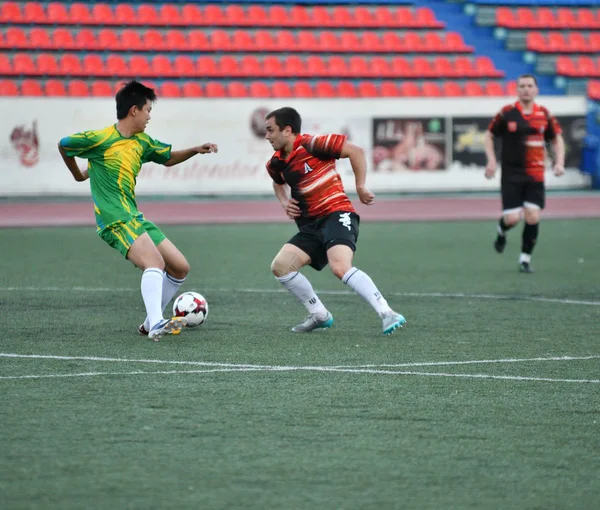 Orenburg, Rusia, 8 de junio de 2017 año: Los niños juegan fútbol —  Fotos de Stock