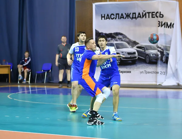 Orenburg, Rússia - 11-13 Fevereiro 2018 ano: meninos jogar no handebol — Fotografia de Stock