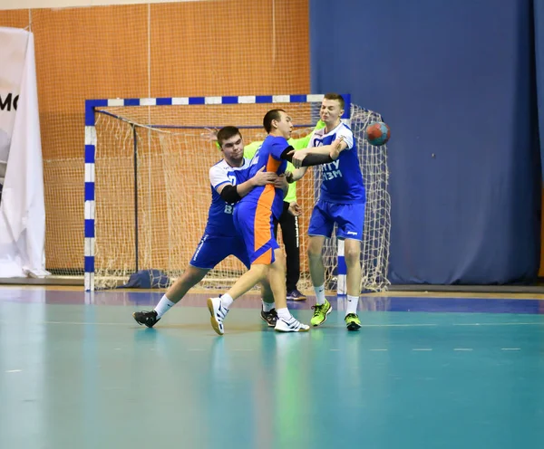 Orenburg, Rusia - 11-13 Febrero 2018 año: niños juegan en balonmano — Foto de Stock