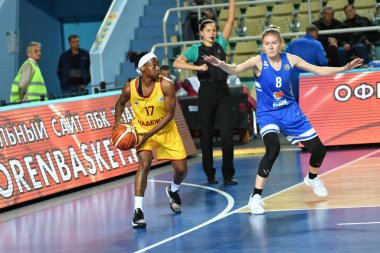 Orenburg, Rusya - 3 Ekim 2019: Kızlar basketbol oynar