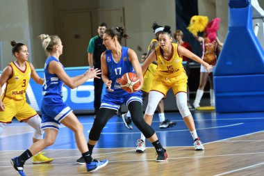 Orenburg, Rusya - 3 Ekim 2019: Kızlar basketbol oynar