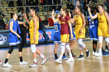 Orenburg, Rusya - 3 Ekim 2019: Kızlar basketbol oynar