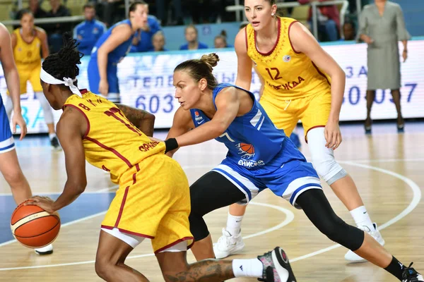 Orenburg, Rusya - 3 Ekim 2019: Kızlar basketbol oynar