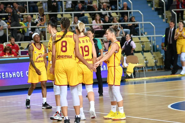 Orenburg, Rússia - 3 de outubro de 2019: Meninas jogam basquete — Fotografia de Stock