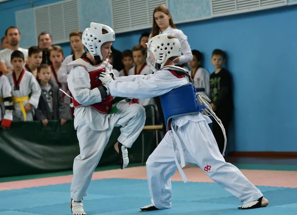 Orenburg, russland - 19. Oktober 2019: Jungen messen sich im Taekwondo — Stockfoto