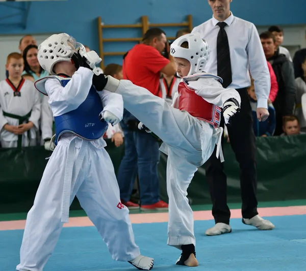 Orenburg, Russia - October 19, 2019: Αγόρια διαγωνίζονται στο taekwondo — Φωτογραφία Αρχείου