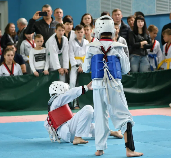Orenburg, russland - 19. Oktober 2019: Jungen messen sich im Taekwondo — Stockfoto