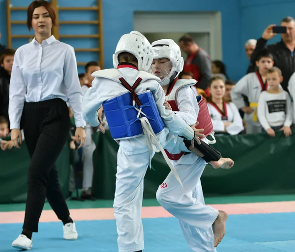 Orenburg, Oroszország - 2019. október 19.: A fiúk taekwondóban versenyeznek — Stock Fotó