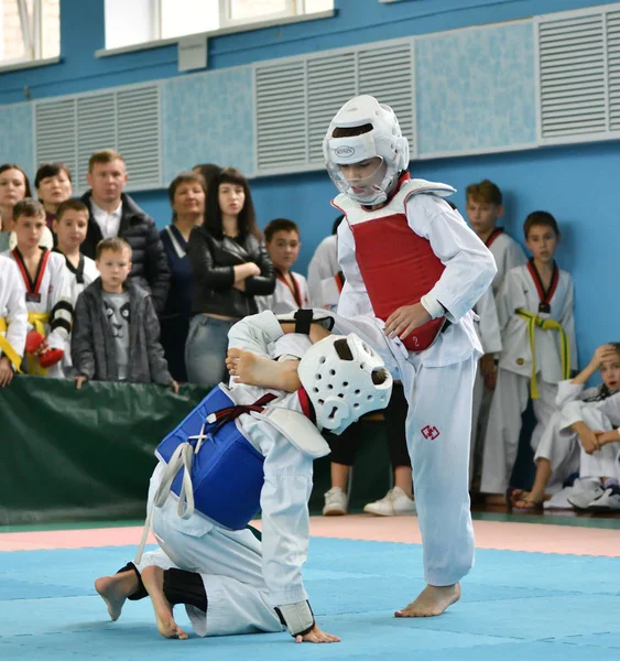 Orenburg, Rússia - 19 de outubro de 2019: Meninos competem em taekwondo — Fotografia de Stock