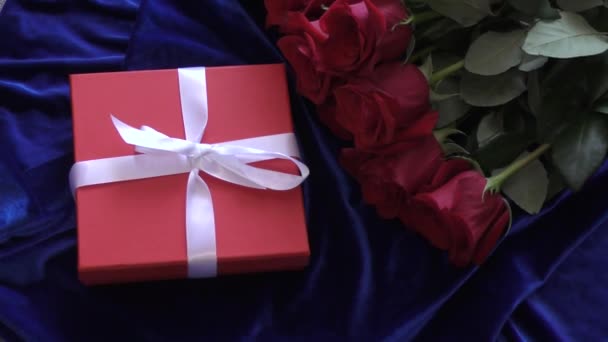 Κόκκινα Τριαντάφυλλα Και Δώρο Την Ημέρα Του Αγίου Βαλεντίνου — Αρχείο Βίντεο