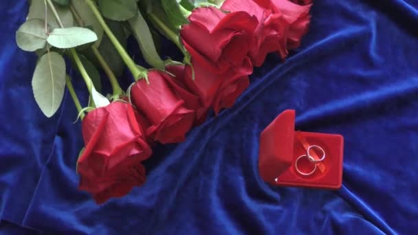 Κόκκινα Τριαντάφυλλα Και Δώρο Την Ημέρα Του Αγίου Βαλεντίνου — Αρχείο Βίντεο