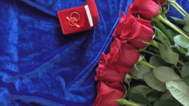 Rote Rosen Und Geschenk Zum Valentinstag — Stockvideo