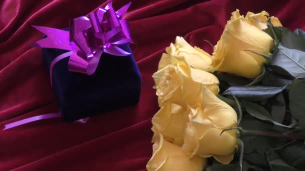 Κίτρινα Τριαντάφυλλα Και Δώρο Την Ημέρα Του Αγίου Βαλεντίνου — Αρχείο Βίντεο