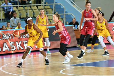 Orenburg, Rusya - 6 Ekim 2019: Kızlar basketbol oynar.