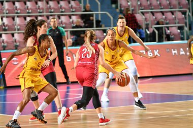 Orenburg, Rusya - 6 Ekim 2019: Kızlar basketbol oynar.