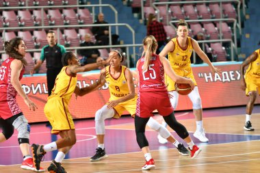 Orenburg, Rusya - 6 Ekim 2019: Kızlar basketbol oynar.