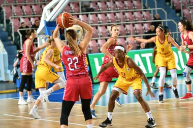Orenburg, Rusya - 6 Ekim 2019: Kızlar basketbol oynar.