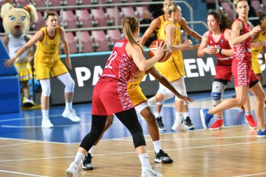 Orenburg, Rusya - 6 Ekim 2019: Kızlar basketbol oynar.