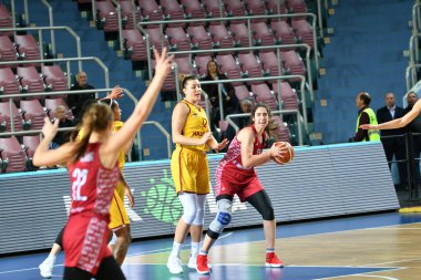 Orenburg, Rusya - 6 Ekim 2019: Kızlar basketbol oynar.