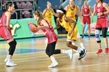 Orenburg, Rusya - 6 Ekim 2019: Kızlar basketbol oynar.
