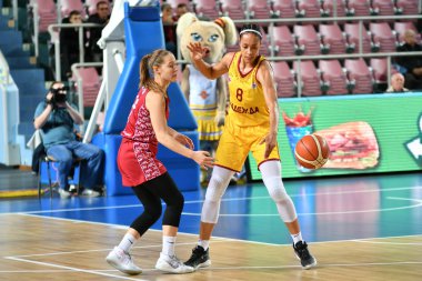 Orenburg, Rusya - 6 Ekim 2019: Kızlar basketbol oynar.