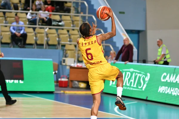 Orenburg, Rusia, 6 de octubre de 2019: Las niñas juegan al baloncesto. — Foto de Stock