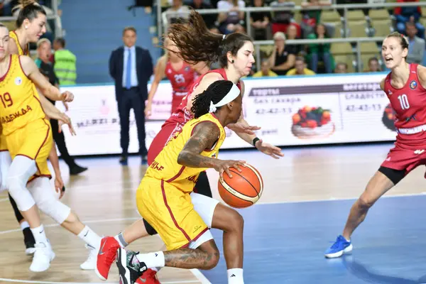 Orenburg, Rusko 6. října 2019: Dívky hrají basketbal. — Stock fotografie