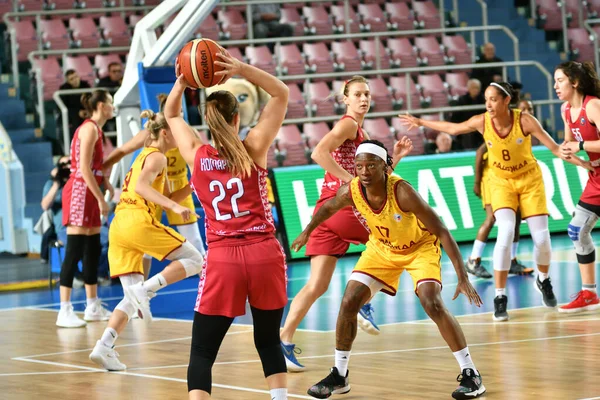 Orenburg, Rusya - 6 Ekim 2019: Kızlar basketbol oynar.