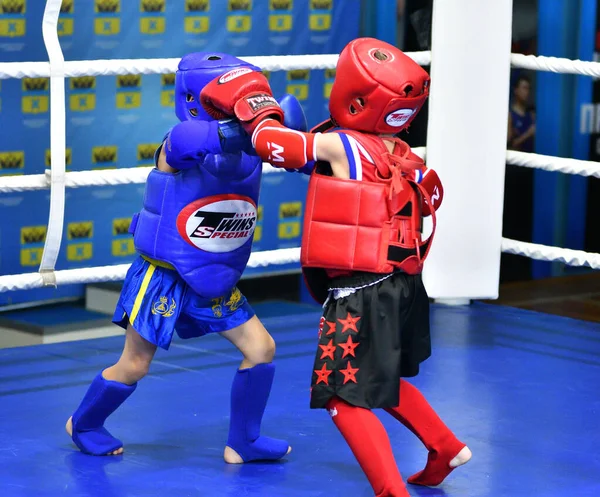 Orenburg, Rosja - 20 października 2019: Chłopcy rywalizują w tajskim boksie — Zdjęcie stockowe