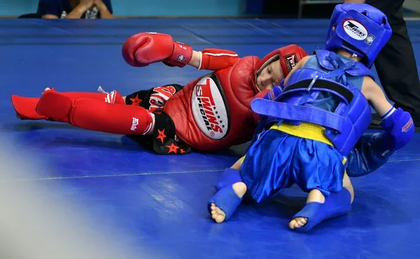 Orenburg, Rússia - 20 de outubro de 2019: Meninos competem no boxe tailandês — Fotografia de Stock