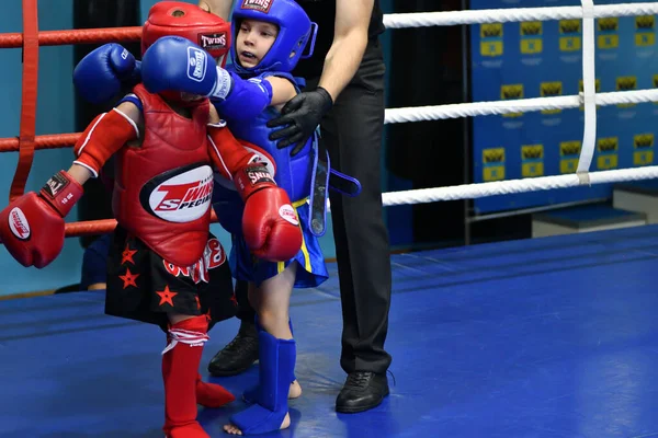 Orenburg, Russie - 20 octobre 2019 : Les garçons concourent en boxe thaïlandaise — Photo