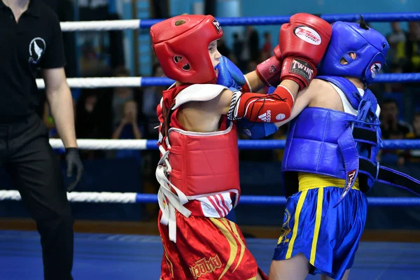 俄罗斯奥伦堡- 2019年10月20日：男孩参加泰国拳击比赛 — 图库照片