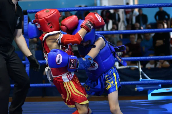 Orenburg, Rússia - 20 de outubro de 2019: Meninos competem no boxe tailandês — Fotografia de Stock