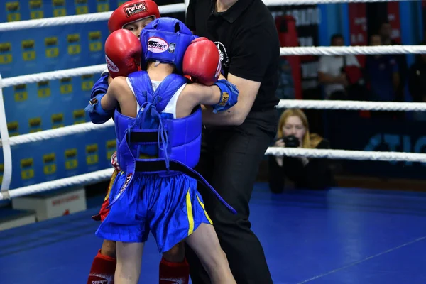Orenburg, Russie - 20 octobre 2019 : Les garçons concourent en boxe thaïlandaise — Photo
