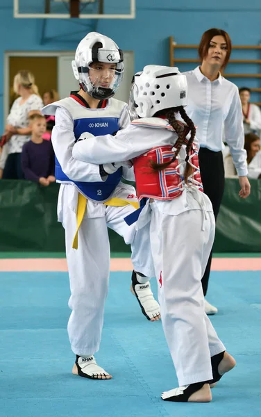 Orenburg, Rosja - 19 października 2019: Dziewczyny rywalizują w taekwondo — Zdjęcie stockowe